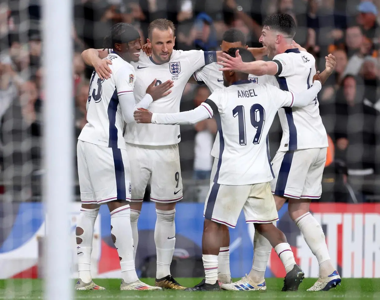 包含精彩对决引发球迷热议，赛场人气飙升的词条