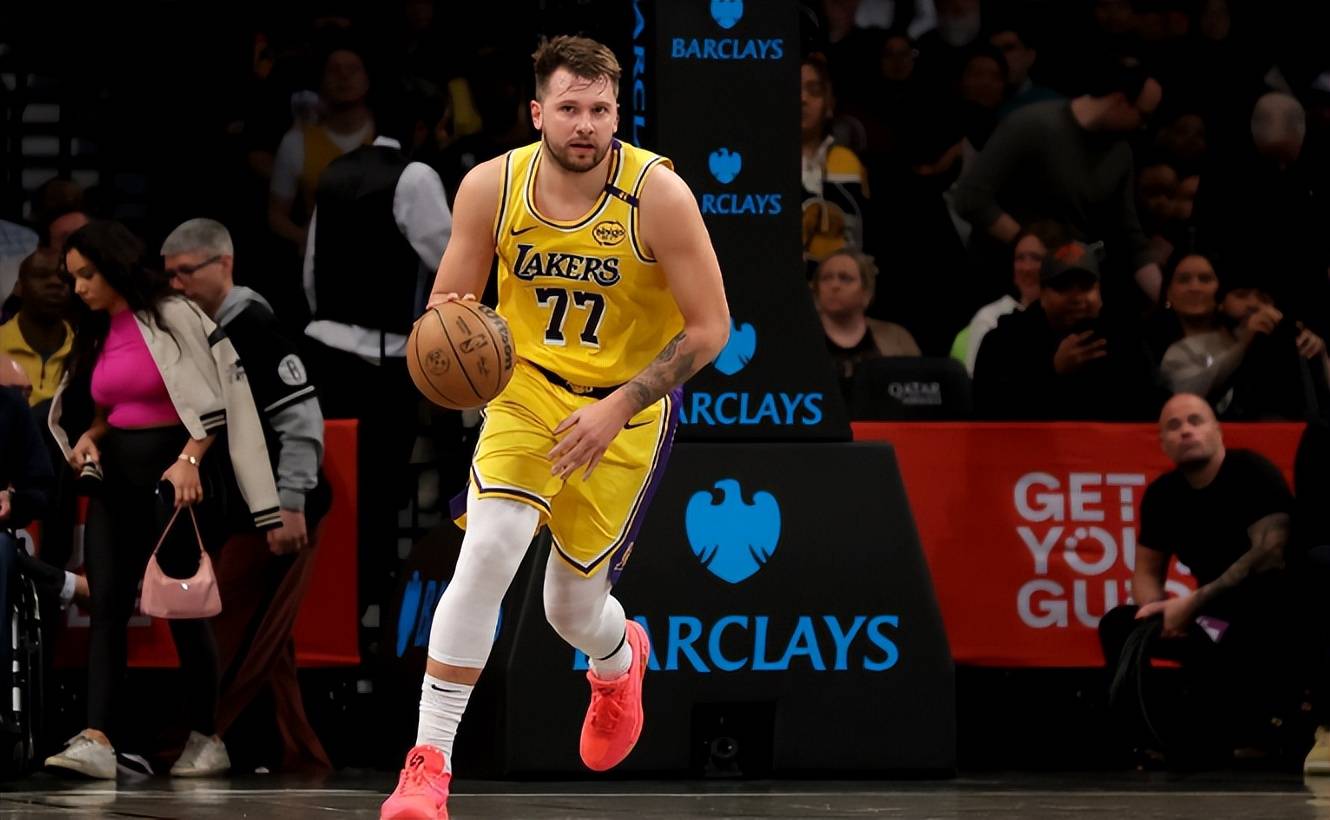 老鹰险胜东契奇，关键时刻神级表现关键表现点燃全场！