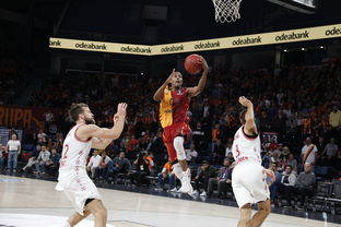 库里在拜仁比赛中惊险取胜，突破纪录引发热议！