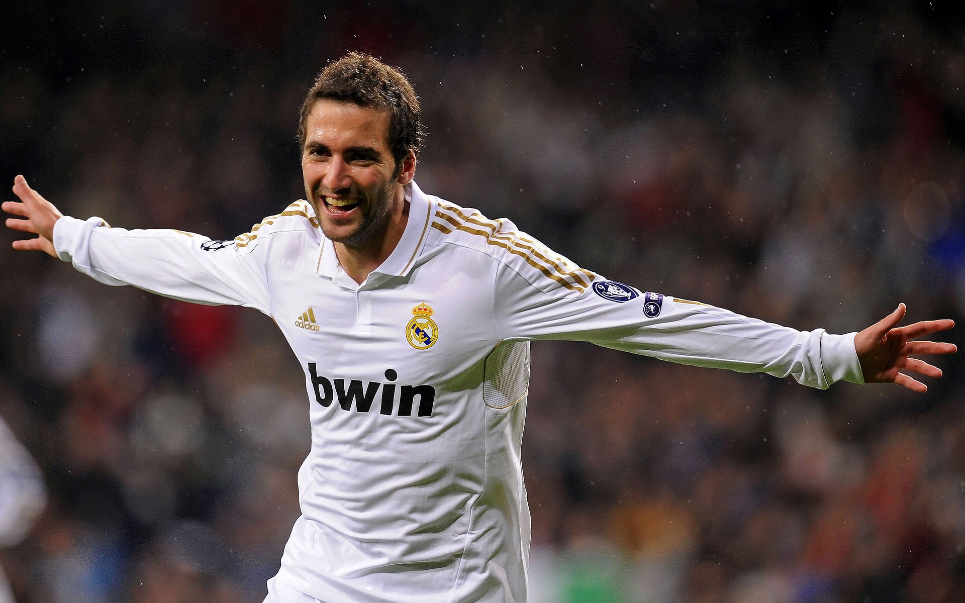 西亚卡姆重返赛场，表现优异首场状态出色，利物浦观众沸腾！引发球迷热议